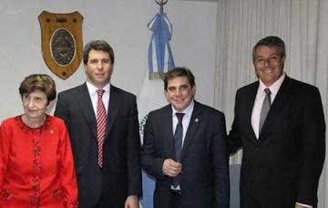 El vicegobernador Sergio Uñac firmó el convenio de cooperación con Federico Castillo Blanco, secretario de la Unión Iberoamericana de Municipalistas.