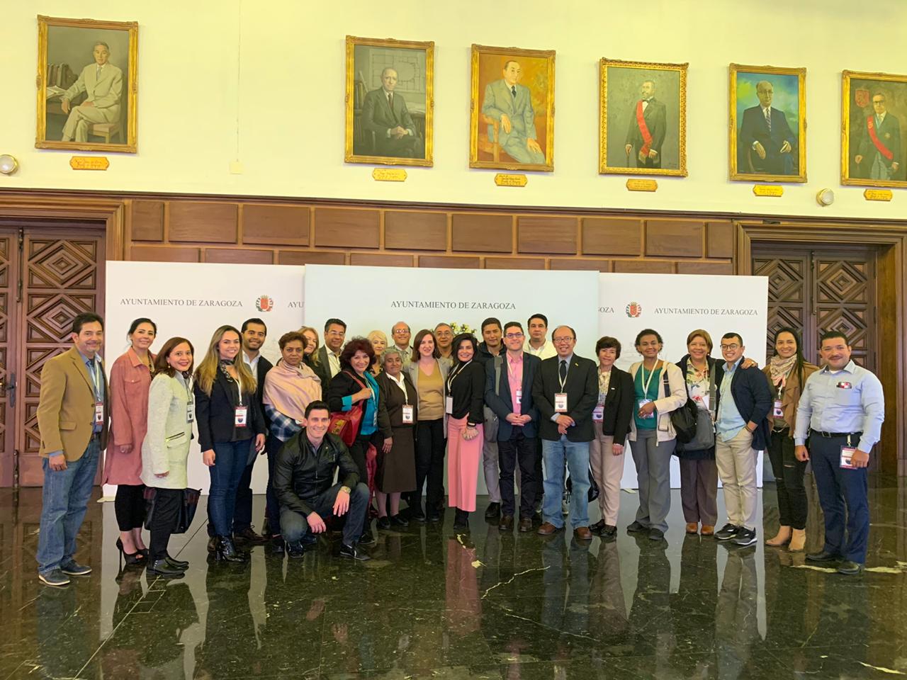 En la imagen, la delegación de participantes internacionales de la Misión Técnica Internacional Soluciones Sostenibles para la Gestión de Nuestras Ciudades  junto a la Vicealcaldesa del Ayuntamiento de Zaragoza, Sara Fernández.